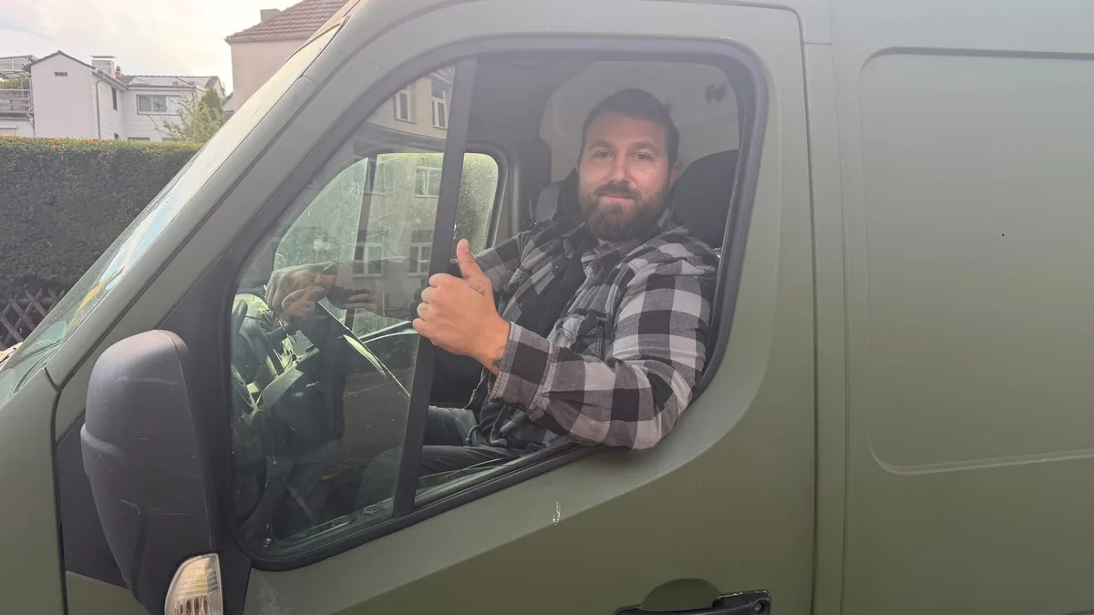 Team von Kanal-Tec-AkBa in Firmenkleidung