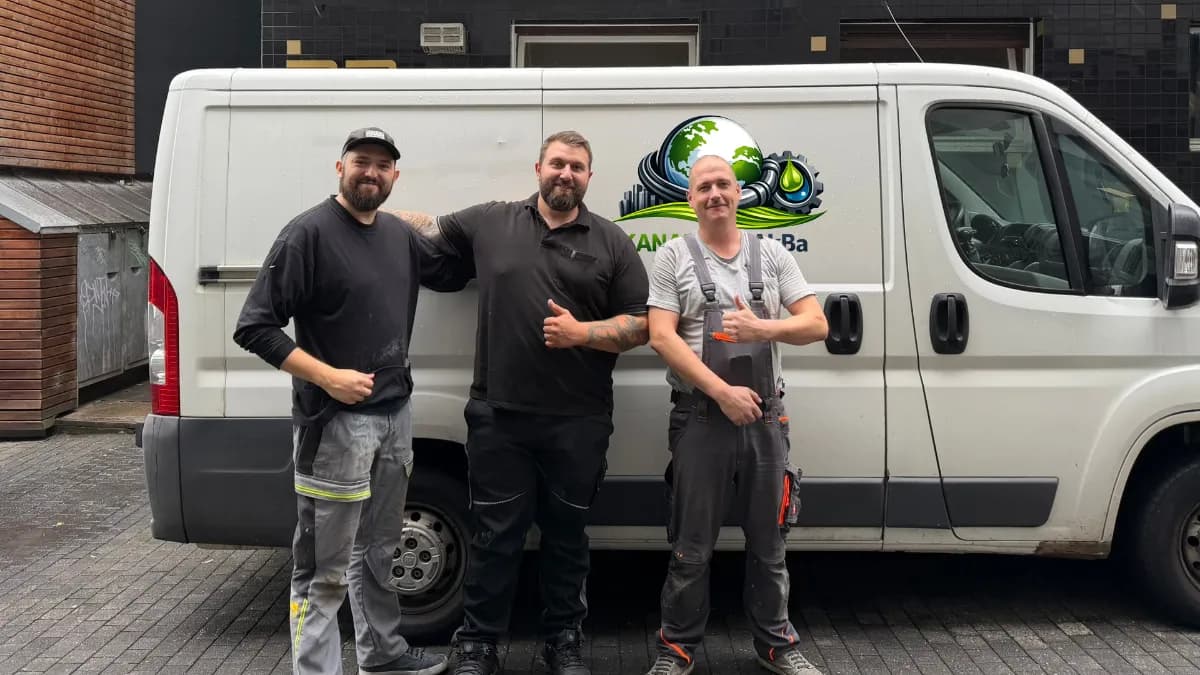 Drei Techniker von Kanal-Tec-AkBa vor dem Firmenfahrzeug in Dortmund