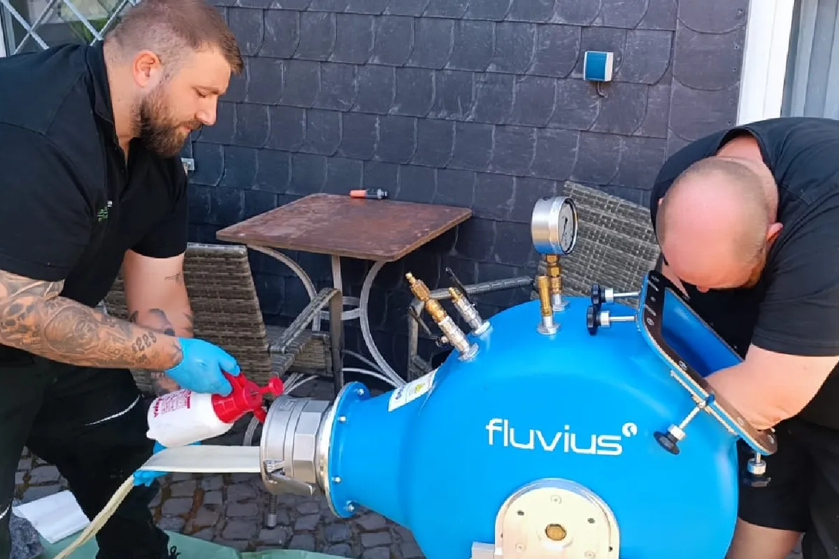 Techniker führt Dichtheitsprüfung der Abwasserleitung durch