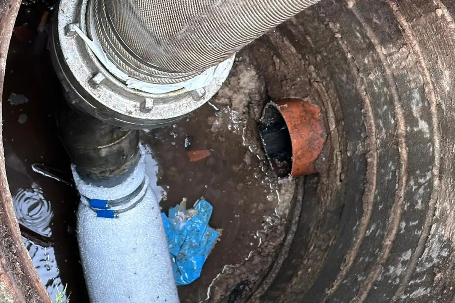 Techniker reinigt Pumpensumpf im Keller